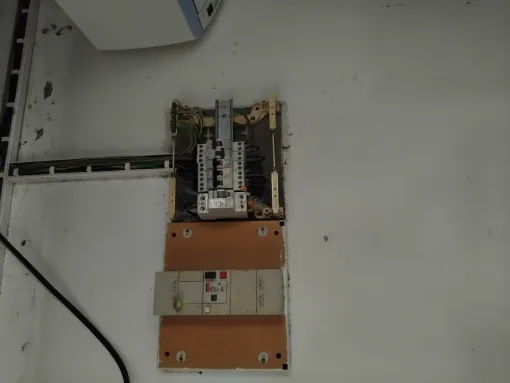 Tableau électrique ayant surchauffé à cause de deux climatiseurs branchés sur un même disjoncteur.