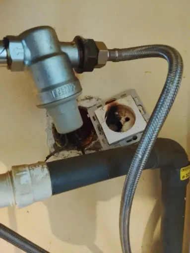 Prise chauffe-eau qui a brûlé non conforme et non temporisation, Saint-André, Elec Connexion