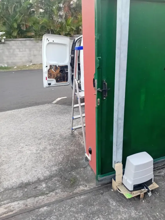 Pose motorisation portail coulissant Roger technologie haut game, Saint-André, Elec Connexion