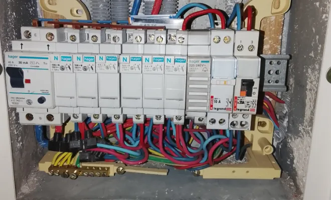 Installation électrique dangereuse avant remise aux normes.